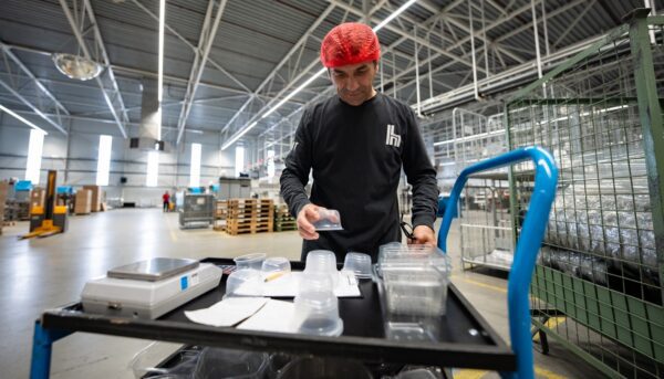 Mannelijke collega controle verpakkingen