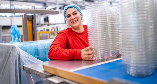 Lachende vrouwelijke collega
