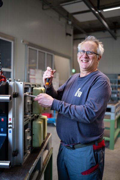 Lachende manneljke collega