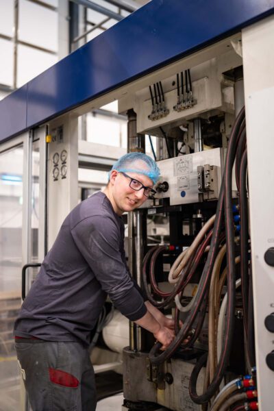 Mannelijke collega bij machine
