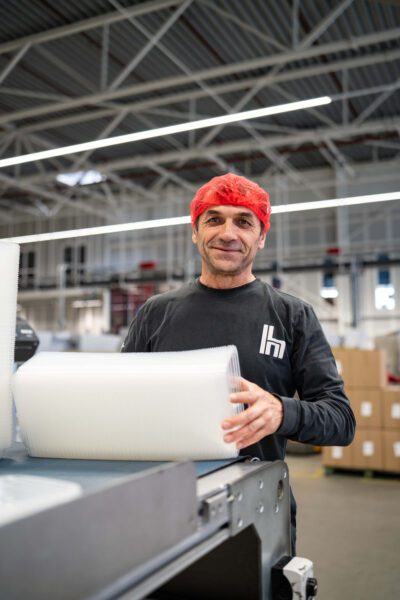 Mannelijke collega met bakjes