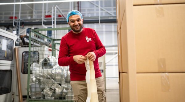 Mannelijke collega in de fabriek glimlacht